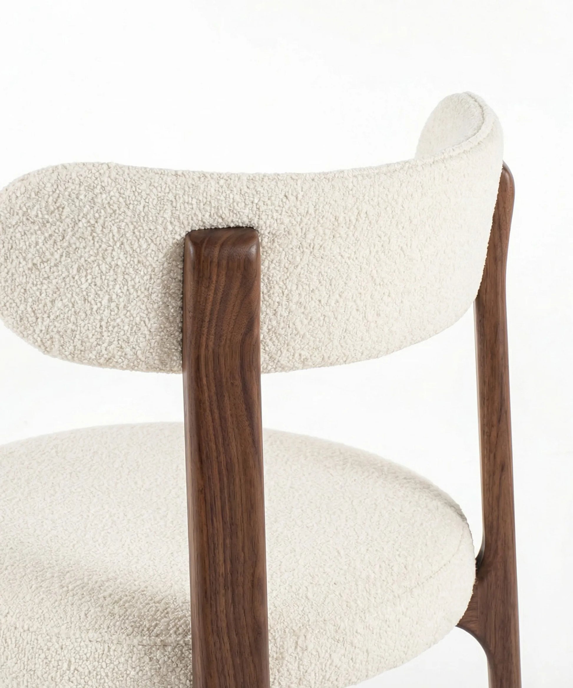 Silla Malpica en madera de fresno con diseño contemporáneo y tapizado suave color crema para comedor elegante.