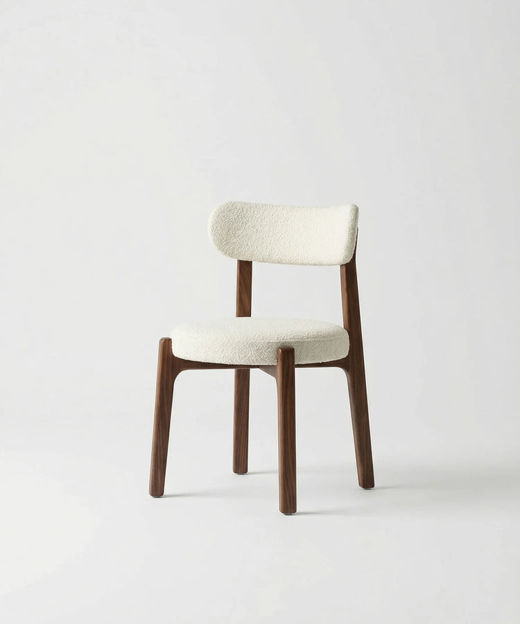 Silla Malpica de comedor en madera de fresno con diseño contemporáneo y asiento tapizado en tono claro.