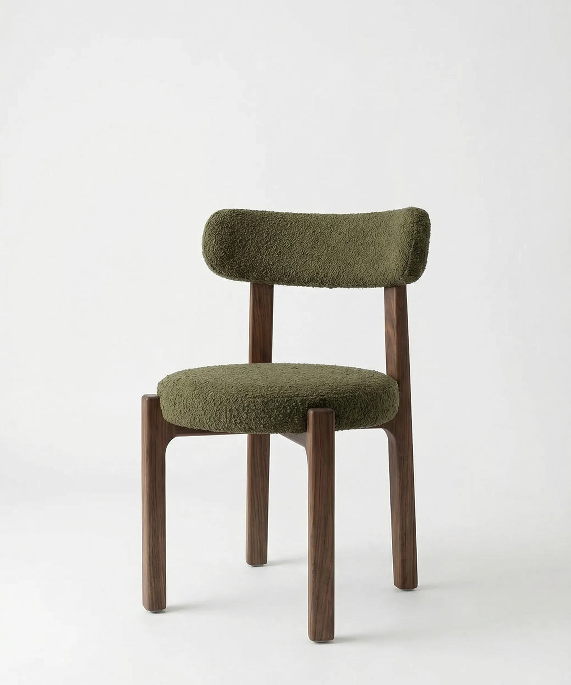 Silla Malpica de diseño contemporáneo en madera de fresno con asiento y respaldo en tejido verde suave.