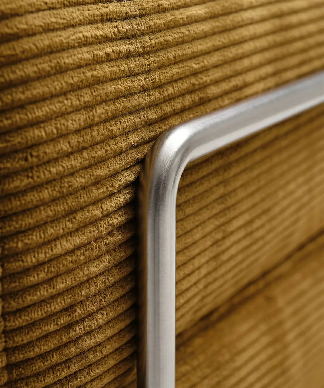 Detalle del tapizado mostaza acanalado y estructura metálica del Taburiente Chaise Longue (300x180cm) moderno y funcional.