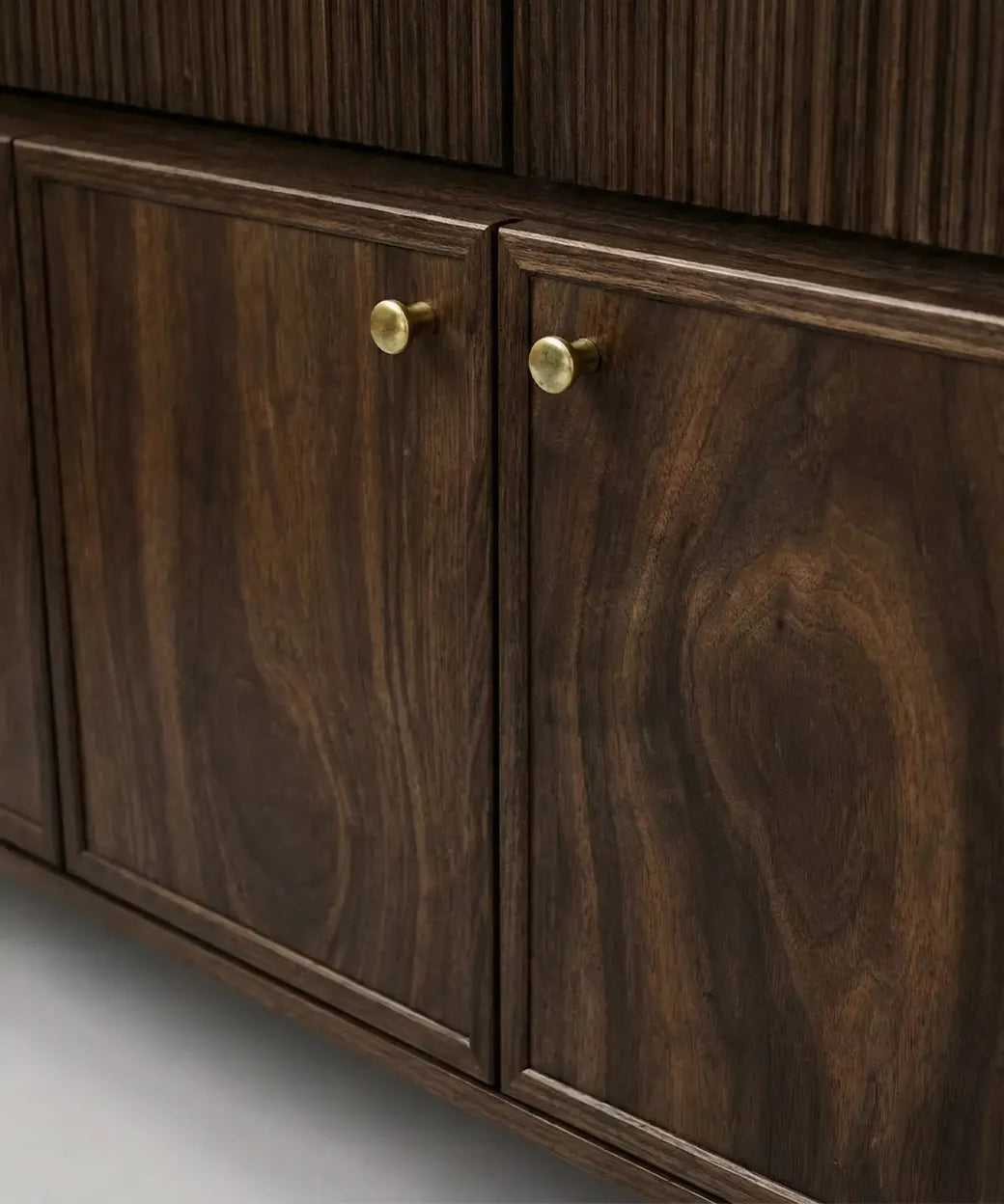 Calera con puertas lisas en madera oscura y tiradores metálicos que aportan un estilo sobrio y contemporáneo elegante.