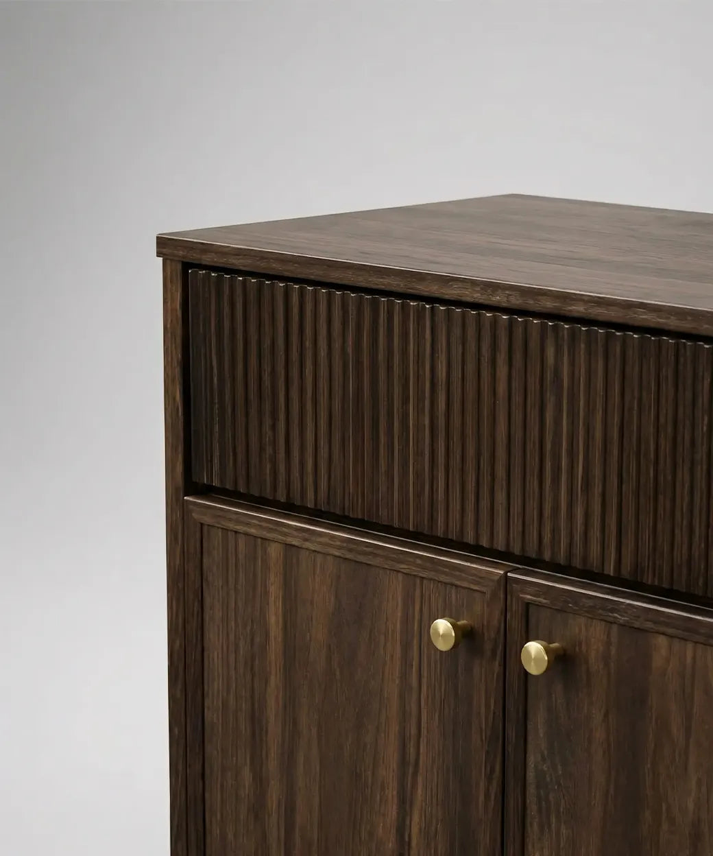 Calera con textura acanalada en la parte superior y puertas en madera oscura con tiradores dorados que brindan estilo sofisticado y moderno