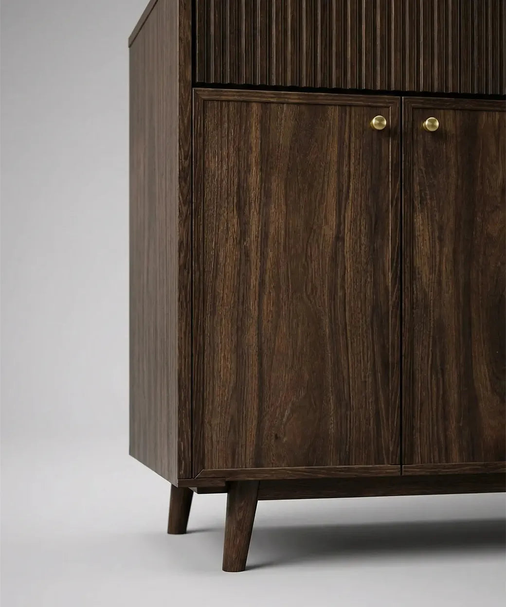 Calera con puertas en madera oscura y tiradores dorados redondos que aportan un estilo sobrio y sofisticado contemporáneo.