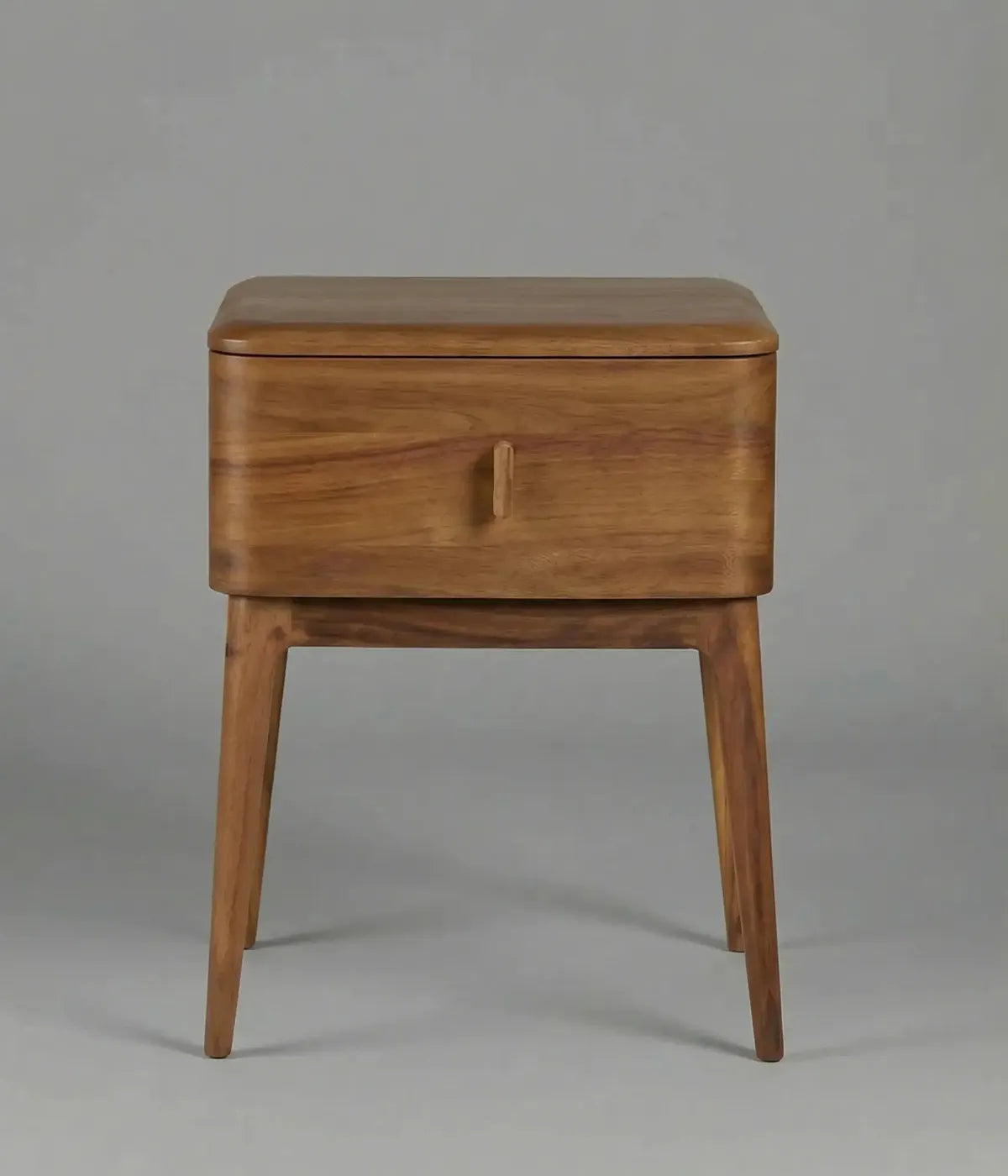 Mesa de noche Calma en madera de fresno con líneas suaves y diseño sencillo para ambientes cálidos y equilibrados