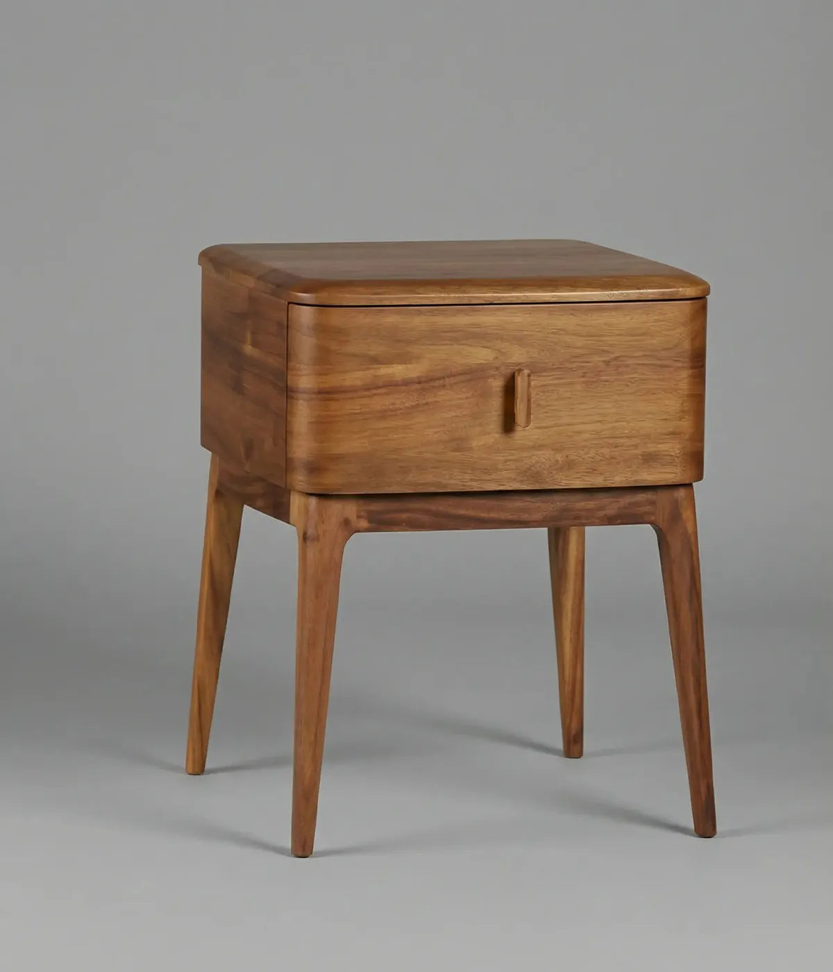 Mesita de noche Calma en madera de fresno con diseño equilibrado y líneas suaves para ambientes cálidos y sencillos.