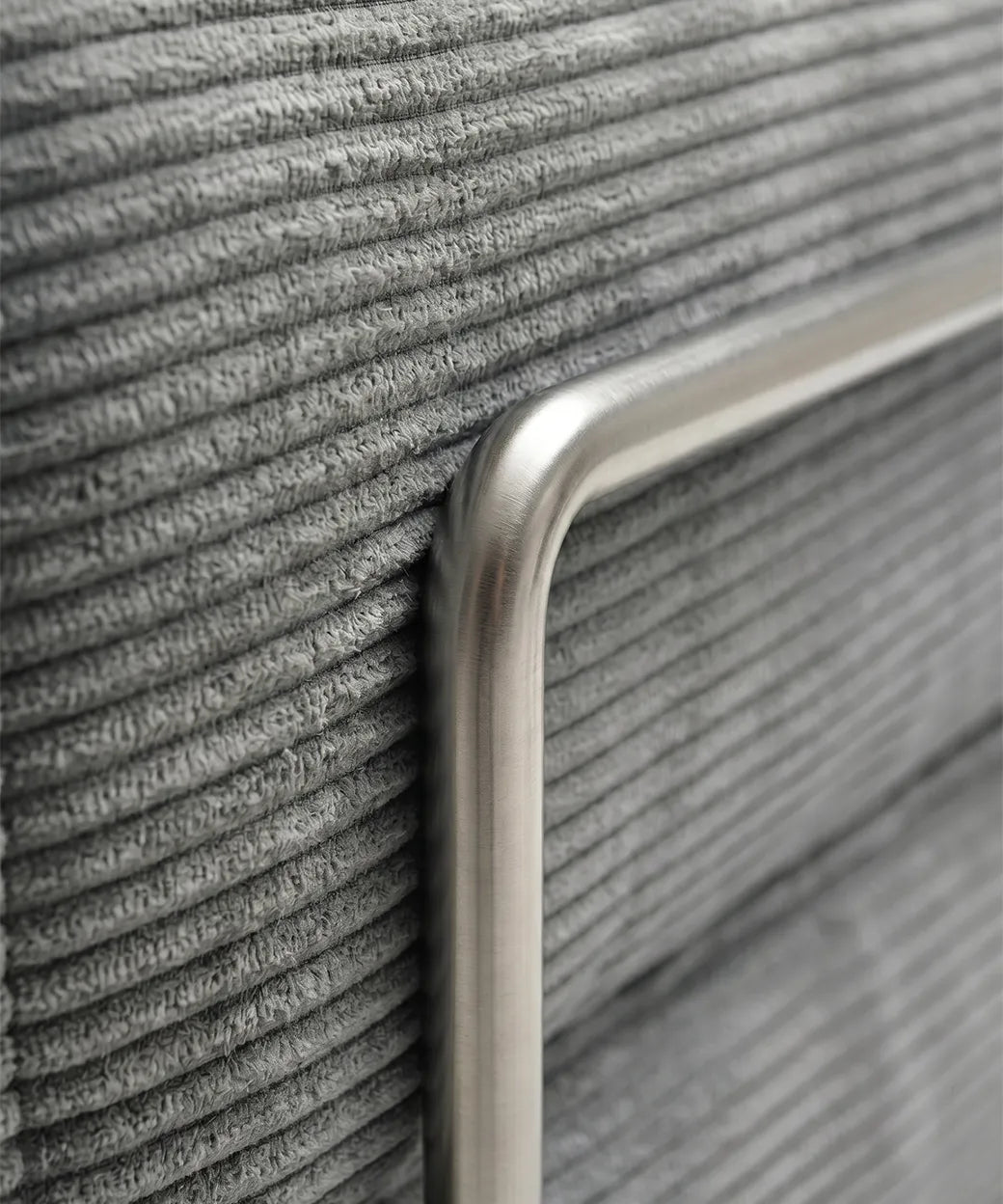 Detalle del tejido gris claro y estructura metálica del Taburiente Chaise Longue (300x180cm) para ambientes modernos.