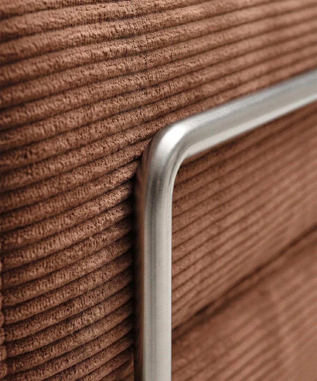 Detalle del tejido acanalado en tono terracota y estructura metálica del Taburiente Chaise Longue (300x180cm) para espacios modernos
