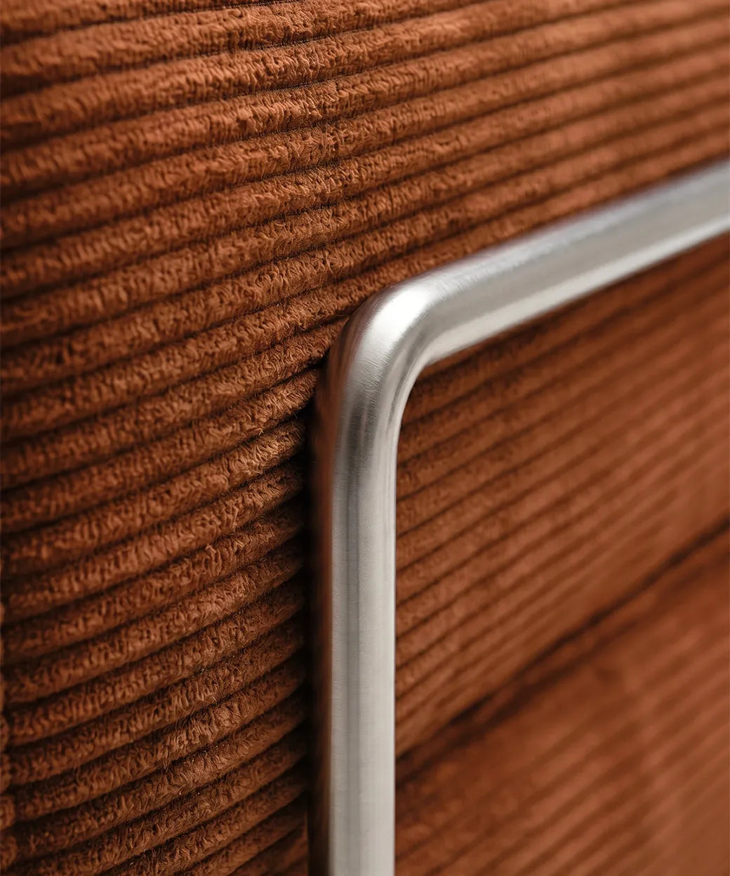 Detalle del tejido terracota acanalado y estructura metálica del Taburiente Chaise Longue (300x180cm) en diseño actual.