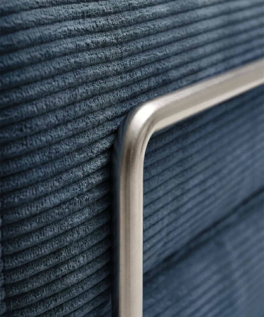 Taburiente Chaise Longue (300x180cm) en azul océano con tejido canalé y detalle en estructura metálica para sofás en Canarias