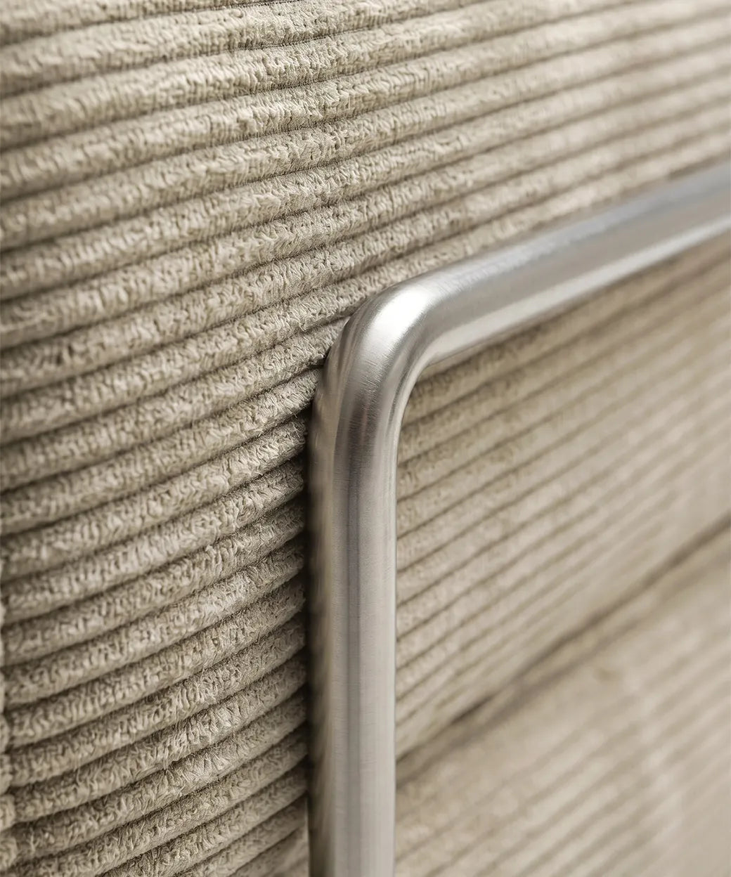 Detalle del tejido beige acanalado y estructura metálica del Taburiente Chaise Longue (300x180cm) para interiores modernos en Canarias