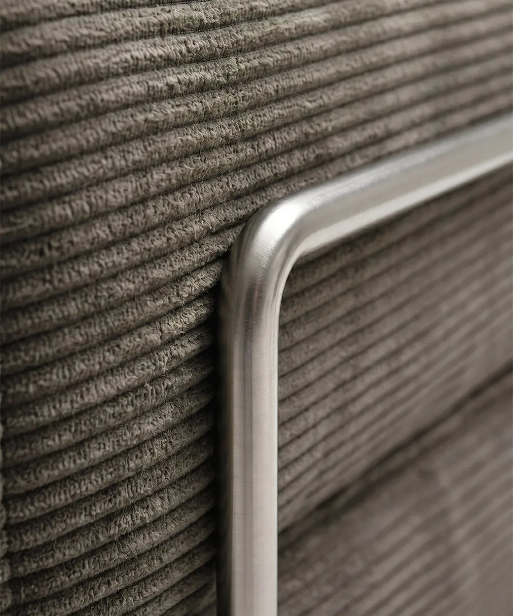 Taburiente Chaise Longue (300x180cm) en gris con tejido de canalé y detalle de estructura metálica para sofás en Canarias