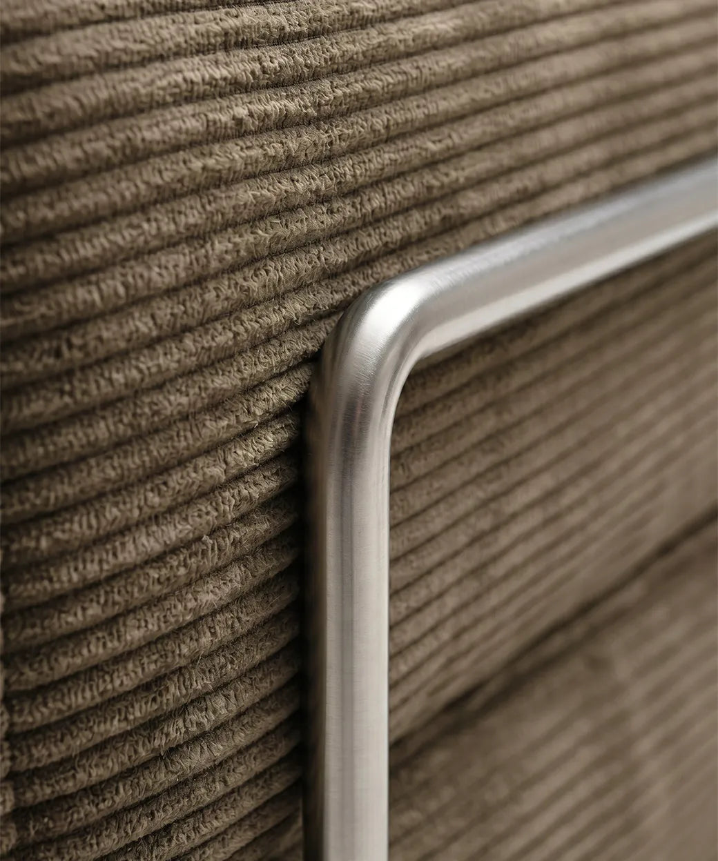 Detalle del tapizado marrón acanalado y estructura metálica en el Taburiente Chaise Longue (300x180cm) para hogares modernos en Canarias