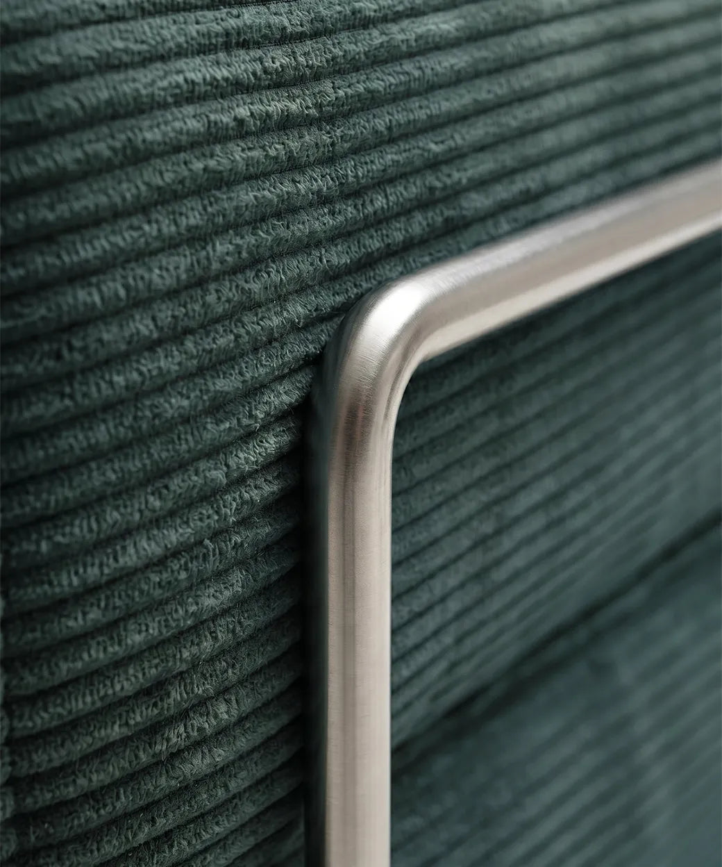 Detalle del tejido acanalado azul petróleo y estructura metálica del Taburiente Chaise Longue (300x180cm) en Canarias