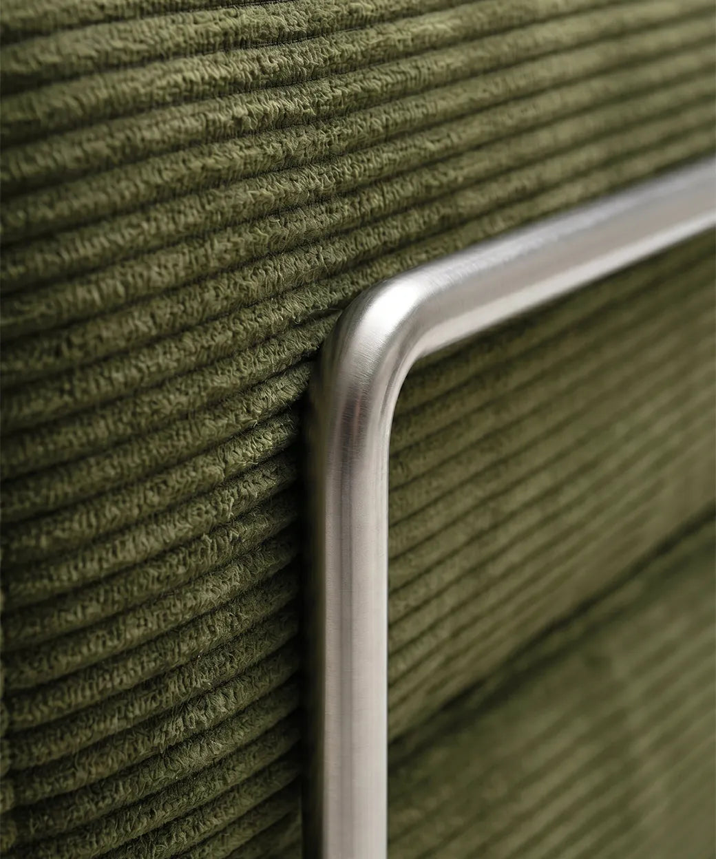Detalle tejido verde con textura acanalada y estructura metálica curvada del Taburiente Chaise Longue (300x180cm)