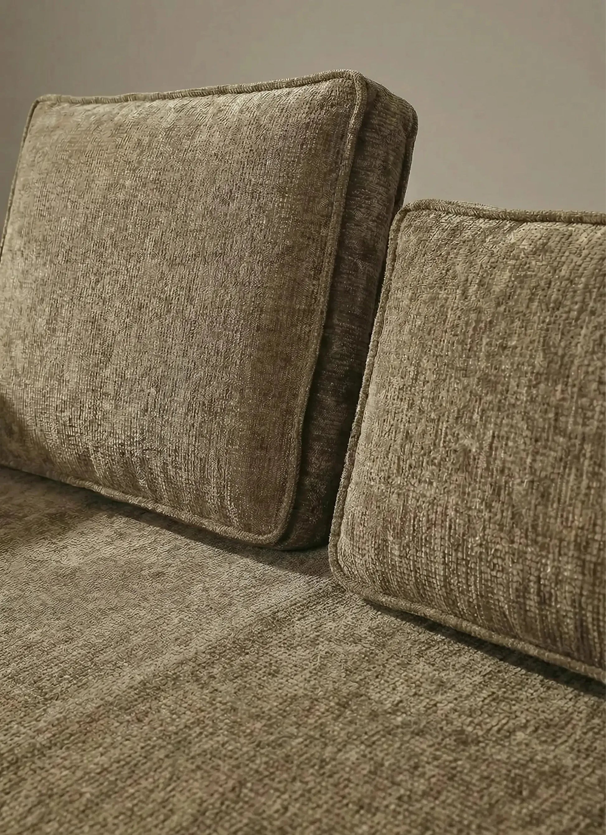 Sofá Teneguía en tono neutro con cojines grandes y estructura cómoda para un ambiente cálido y moderno.