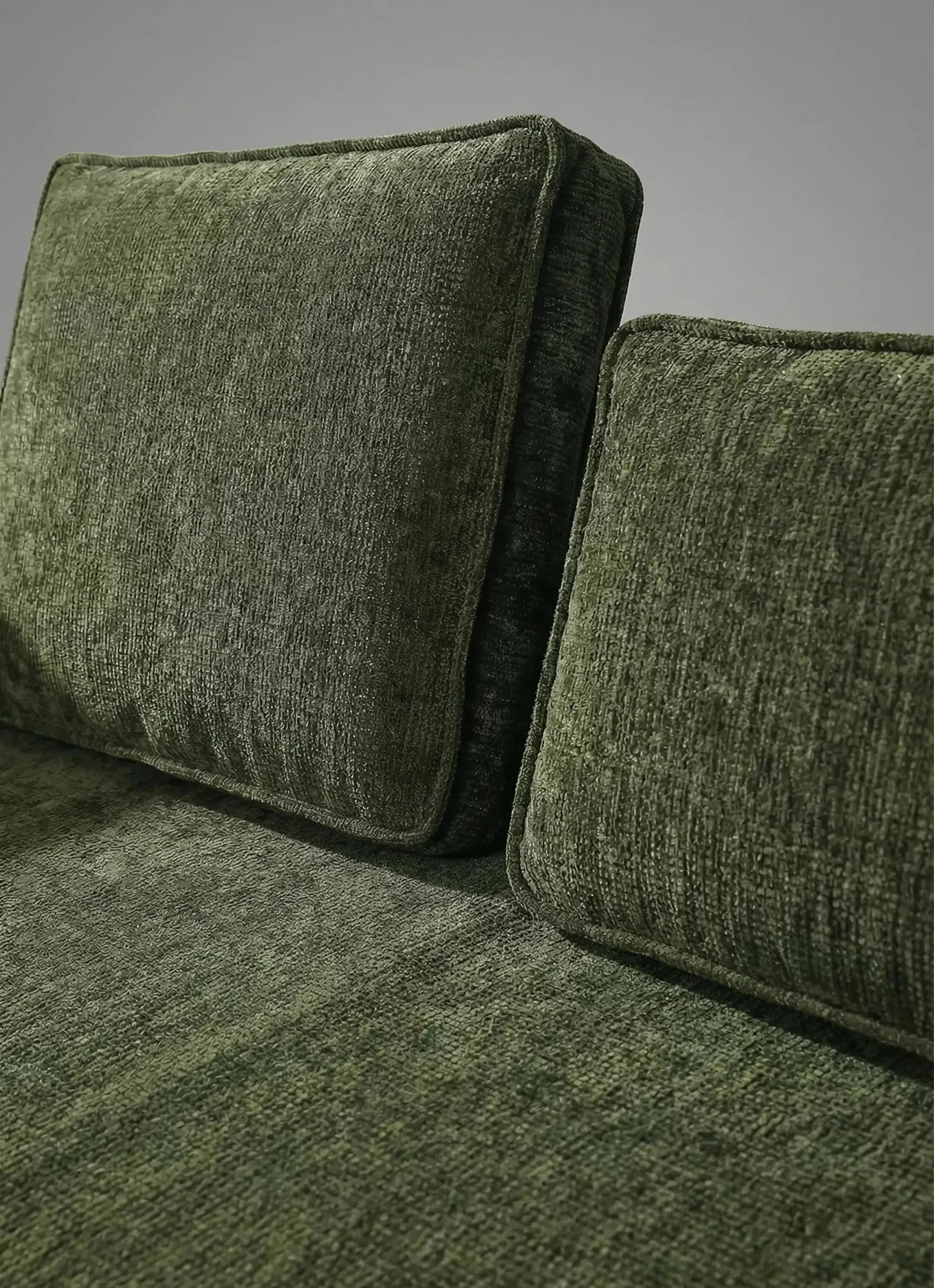 Sofá Teneguía en tono verde con cojines mullidos, que ofrece confort y diseño contemporáneo para cualquier espacio.