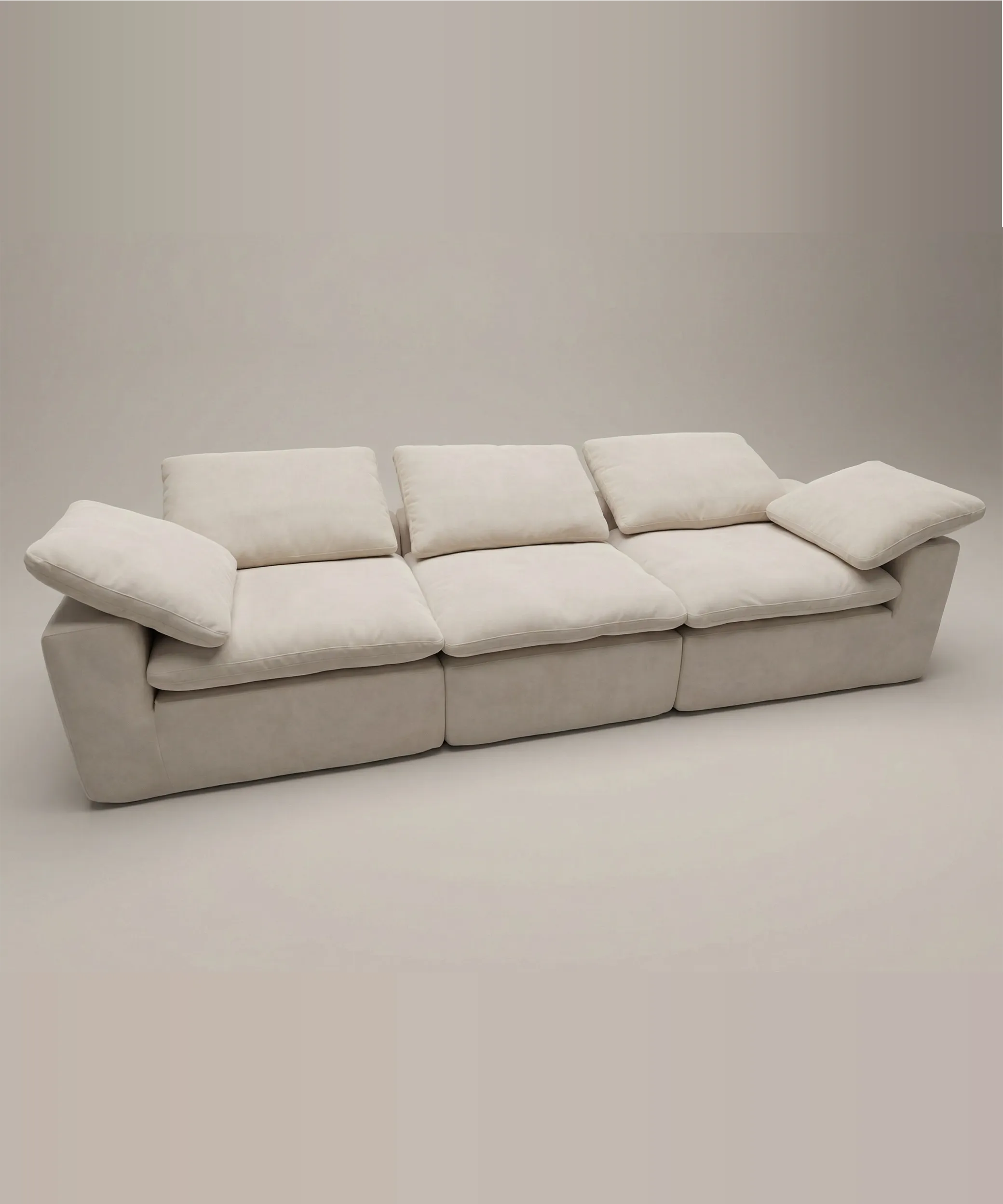 Sofá Nieves en tono claro con líneas limpias y diseño generoso para un espacio equilibrado y sereno.