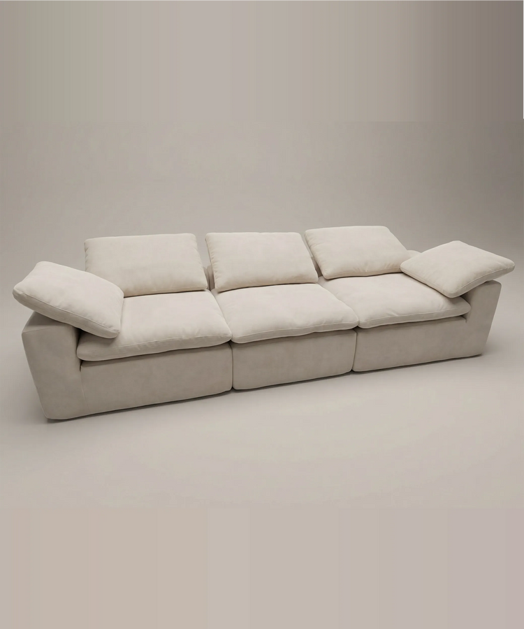 Sofá Nieves en tono claro con líneas limpias y diseño generoso para un espacio equilibrado y sereno.