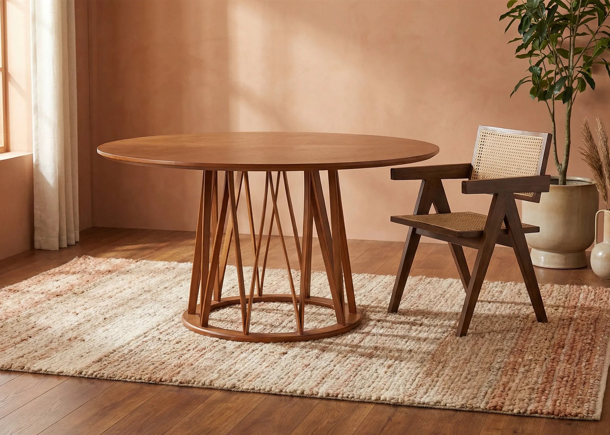 Silla Retama de diseño nórdico con estructura geométrica y natural junto a mesa redonda en ambiente cálido y elegante