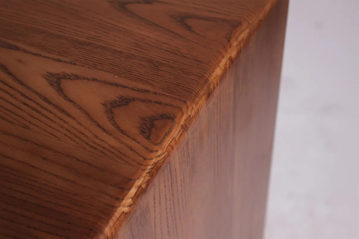 Cómoda Sabina en madera maciza de fresno color café con diseño rústico contemporáneo, ideal para espacios cálidos.