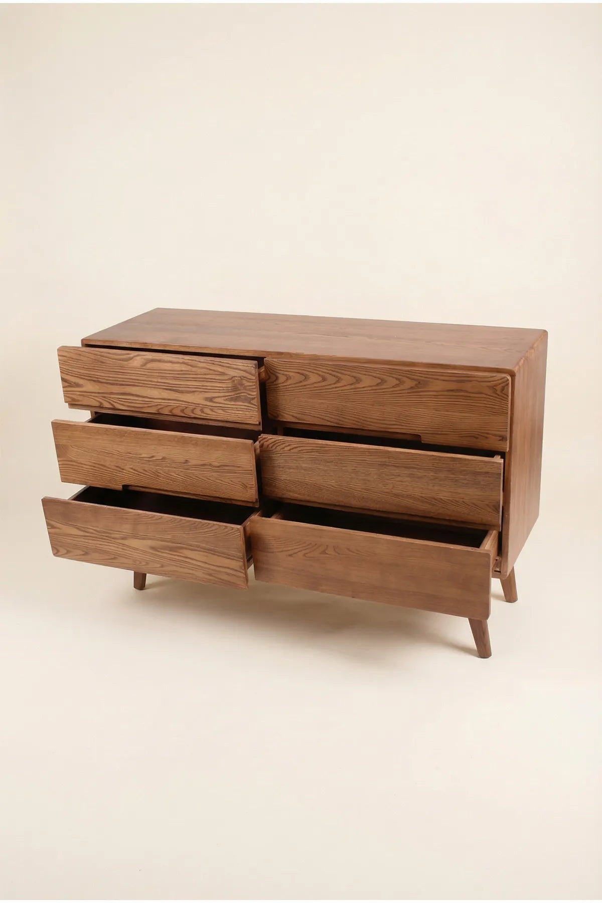 Cómoda Sabina en madera maciza de fresno tono café con diseño rústico contemporáneo y seis cajones abiertos.