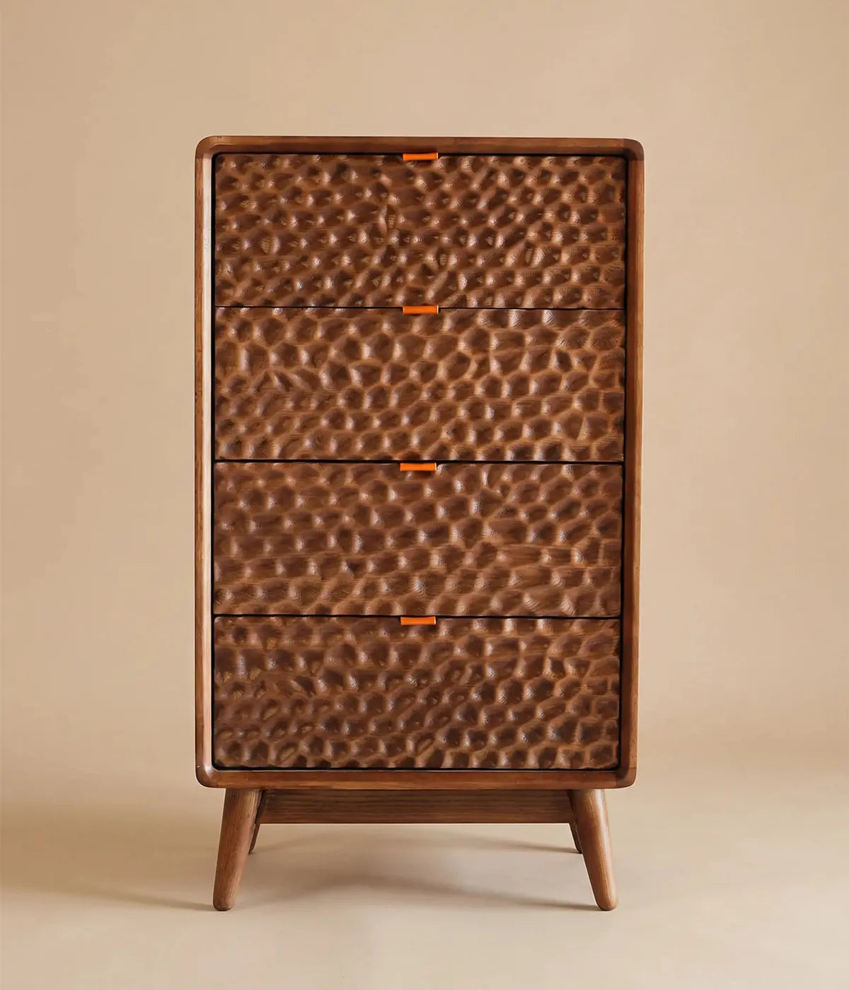 Cómoda Pinales en madera de fresno con acabado cálido y diseño escultórico que añade carácter y elegancia a cualquier espacio.