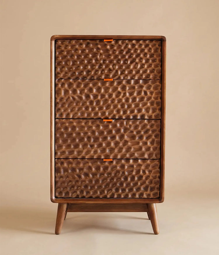 Cómoda Pinales en madera de fresno con acabado cálido y diseño escultórico que añade carácter y elegancia a cualquier espacio.