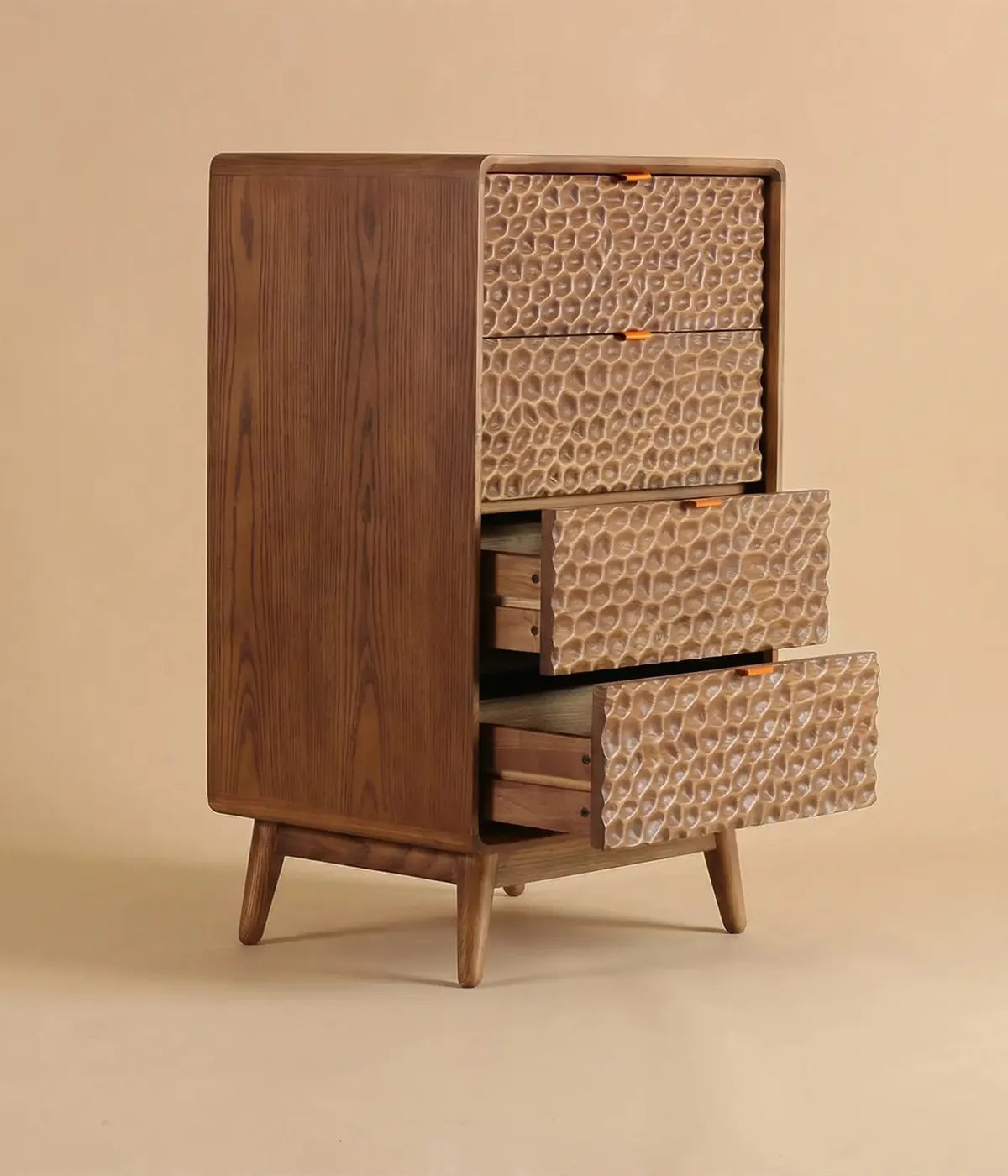 Cómoda Pinales en madera de fresno con diseño escultórico y detalles texturizados que aportan carácter y calidez.