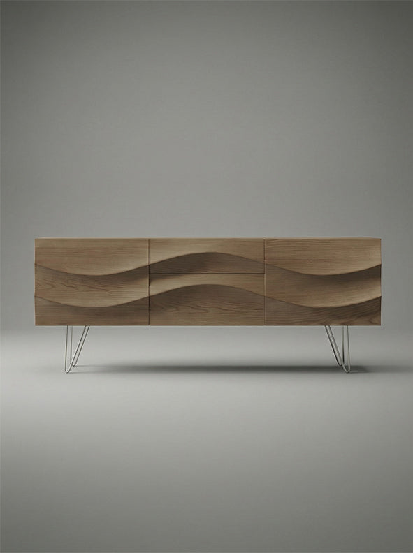 Aparador Hermigua en madera natural con diseño ondulado y patas metálicas, combina estilo moderno y funcionalidad.