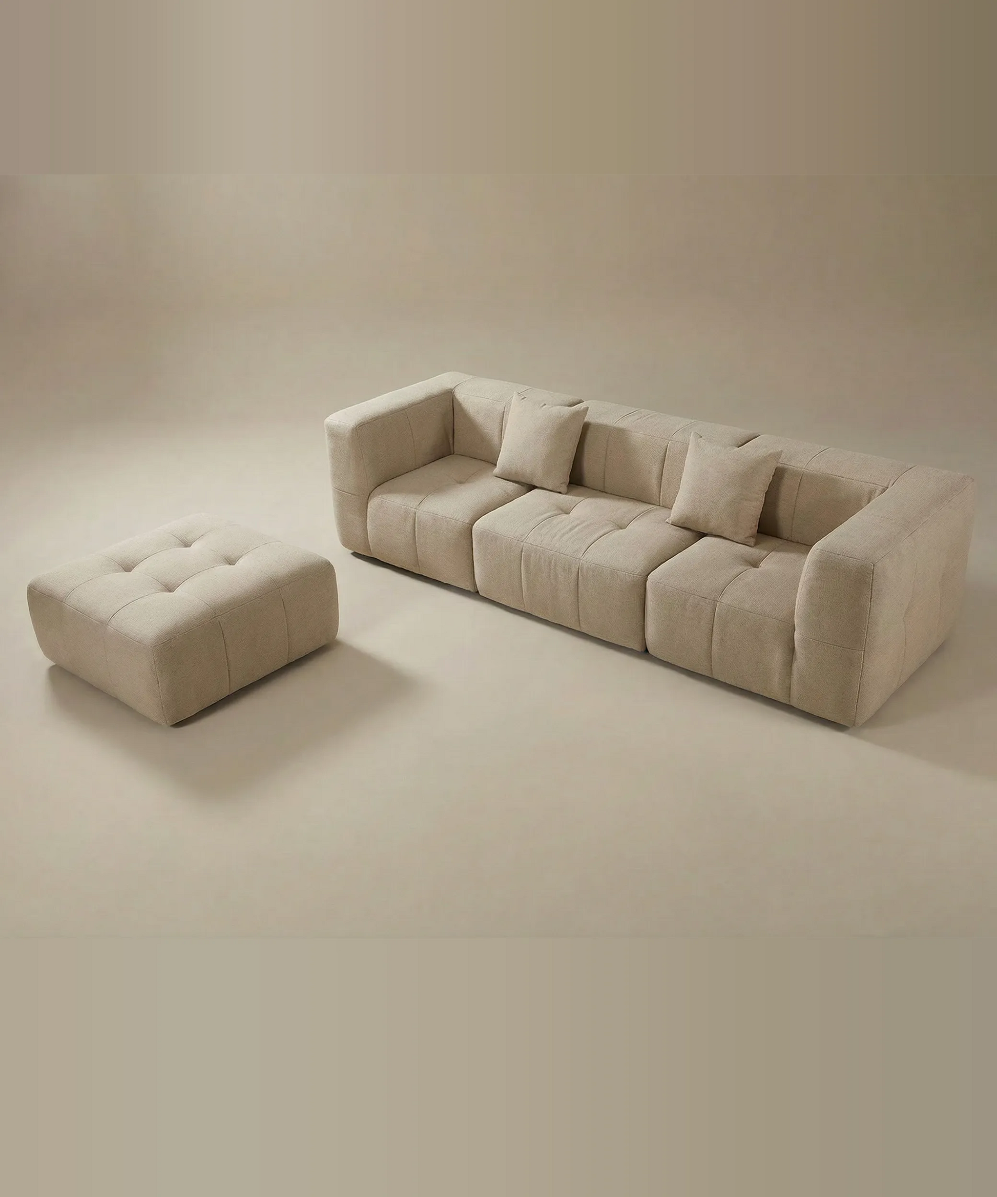 Sofá modular Agando en tono beige con diseño contemporáneo, cojines y otoman beige para espacios modernos.