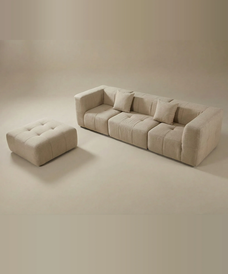 Sofá modular Agando en tono beige con diseño contemporáneo, cojines y otoman beige para espacios modernos.