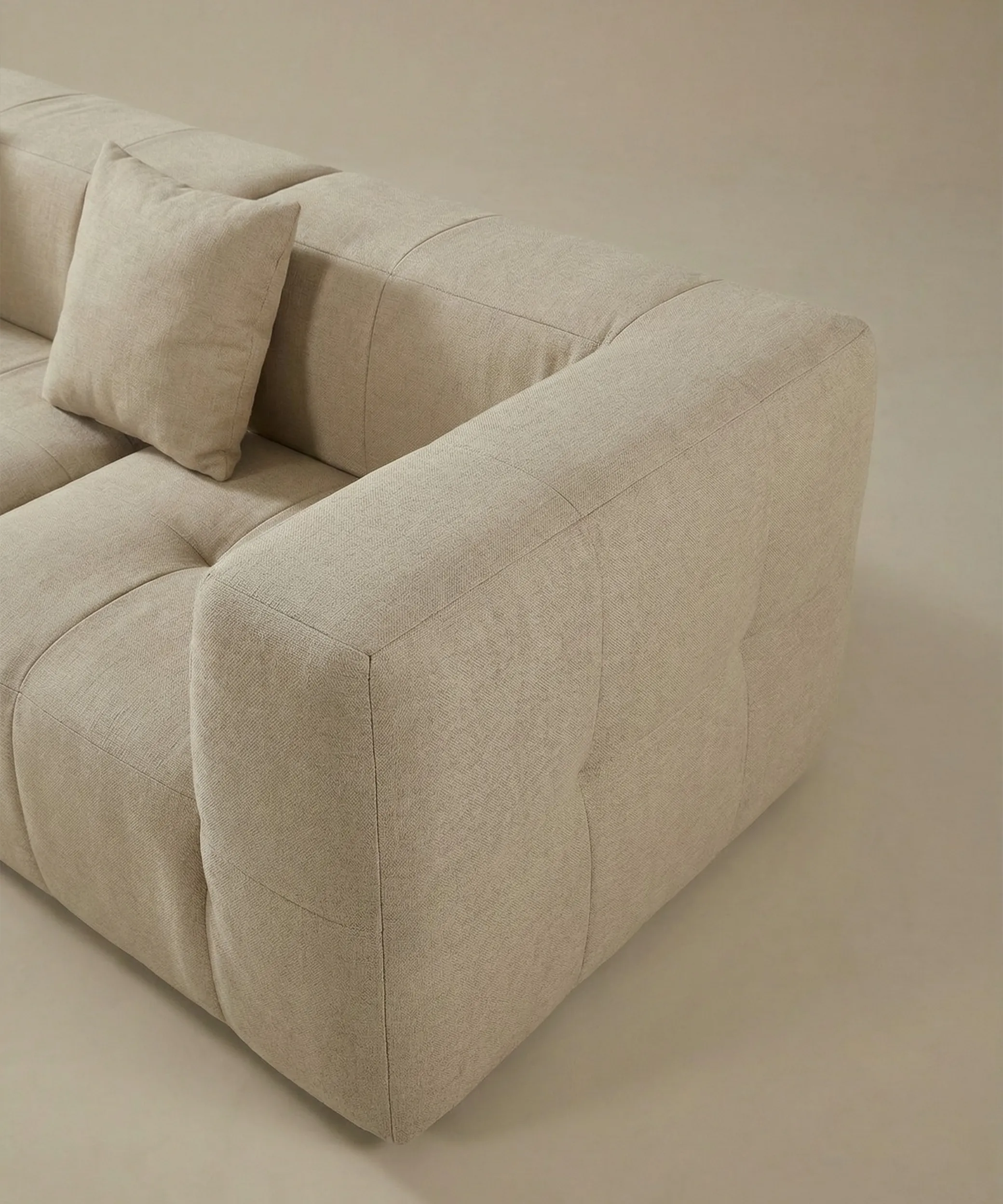 Sofá modular Agando en tono beige con diseño versátil y cómodo para adaptarse a cualquier espacio moderno.