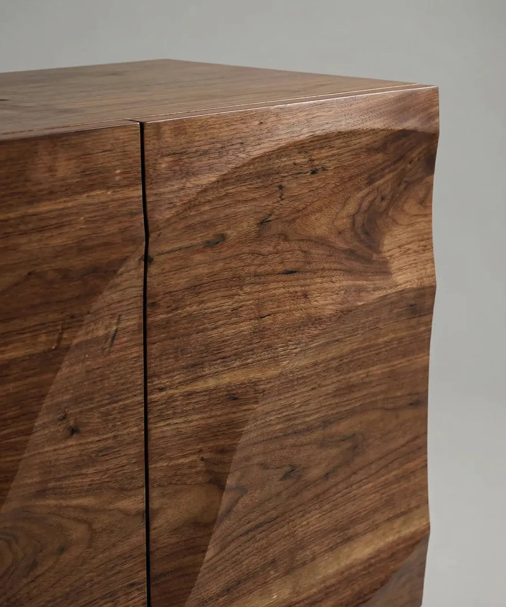 Alojera (120 cm) con detalles esculpidos que realzan la veta natural y aportan un estilo elegante y contemporáneo.
