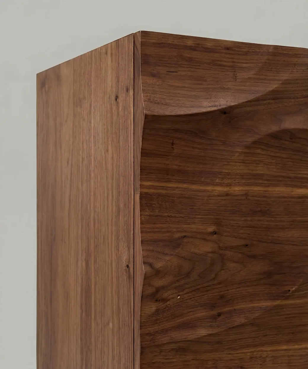 Alojera (160 cm) en madera con acabado natural y detalle curvo que aporta un toque cálido y contemporáneo