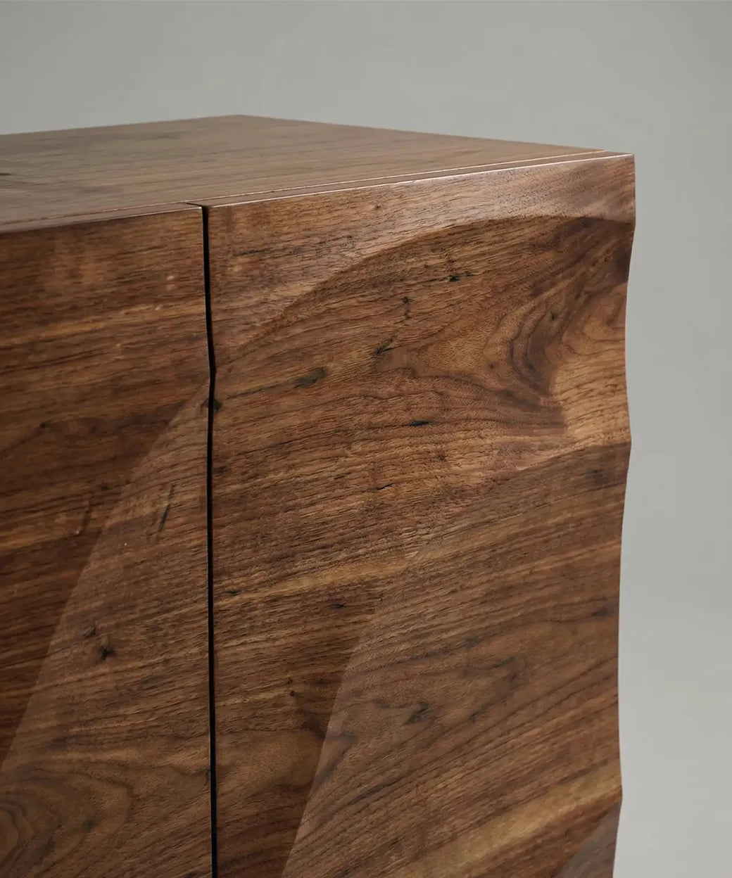 Alojera (160 cm) en madera natural con textura irregular que aporta un estilo auténtico y sofisticado.
