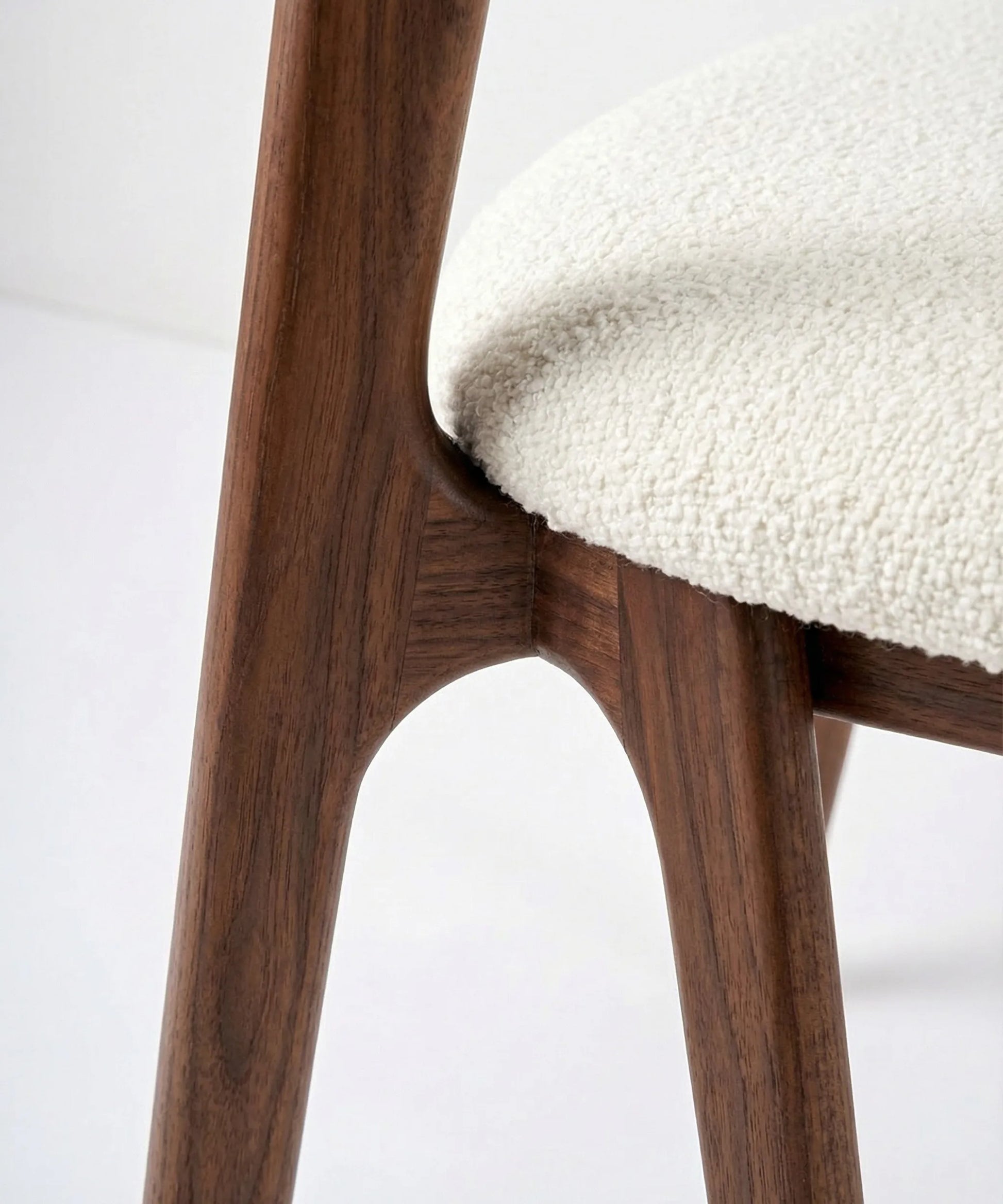 Silla Laurisilva de diseño contemporáneo en madera de fresno con asiento tapizado en tela blanca suave.