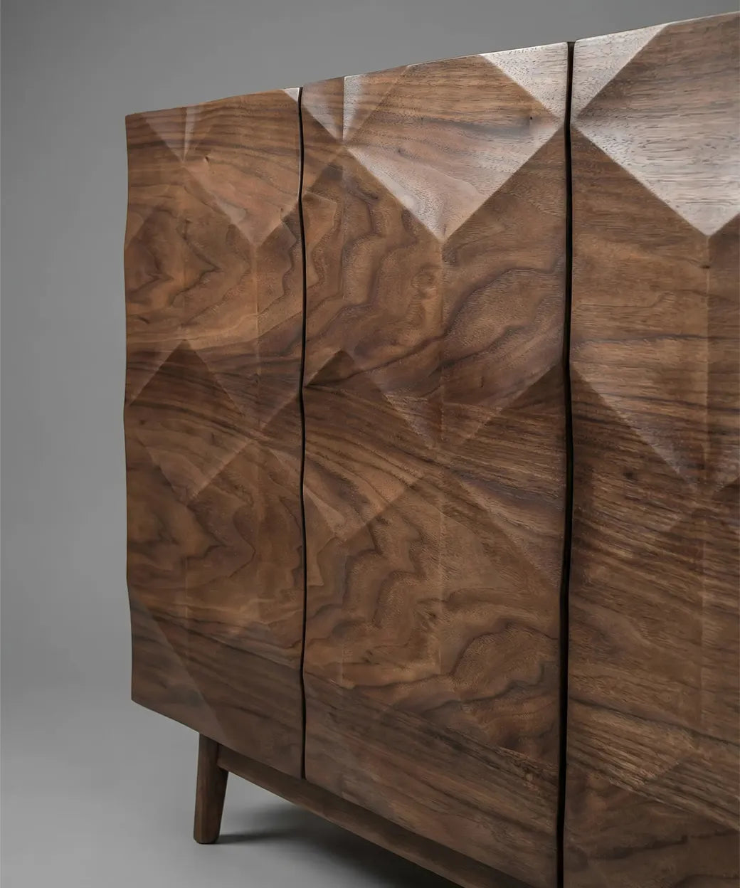 Majona (150 cm) en madera con textura facetada y relieves geométricos que crea un estilo único y elegante para interiores modernos