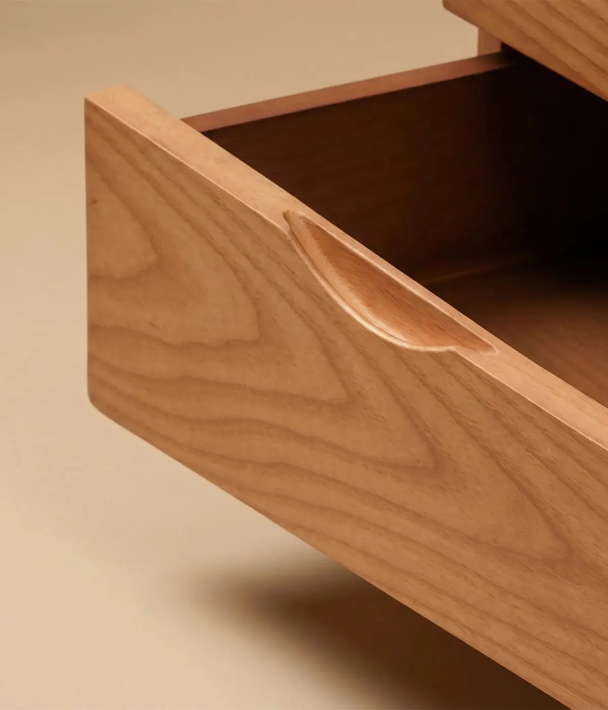 Mesita de noche Aurora en madera de fresno con diseño limpio y líneas suaves, ideal para un ambiente equilibrado y sereno.