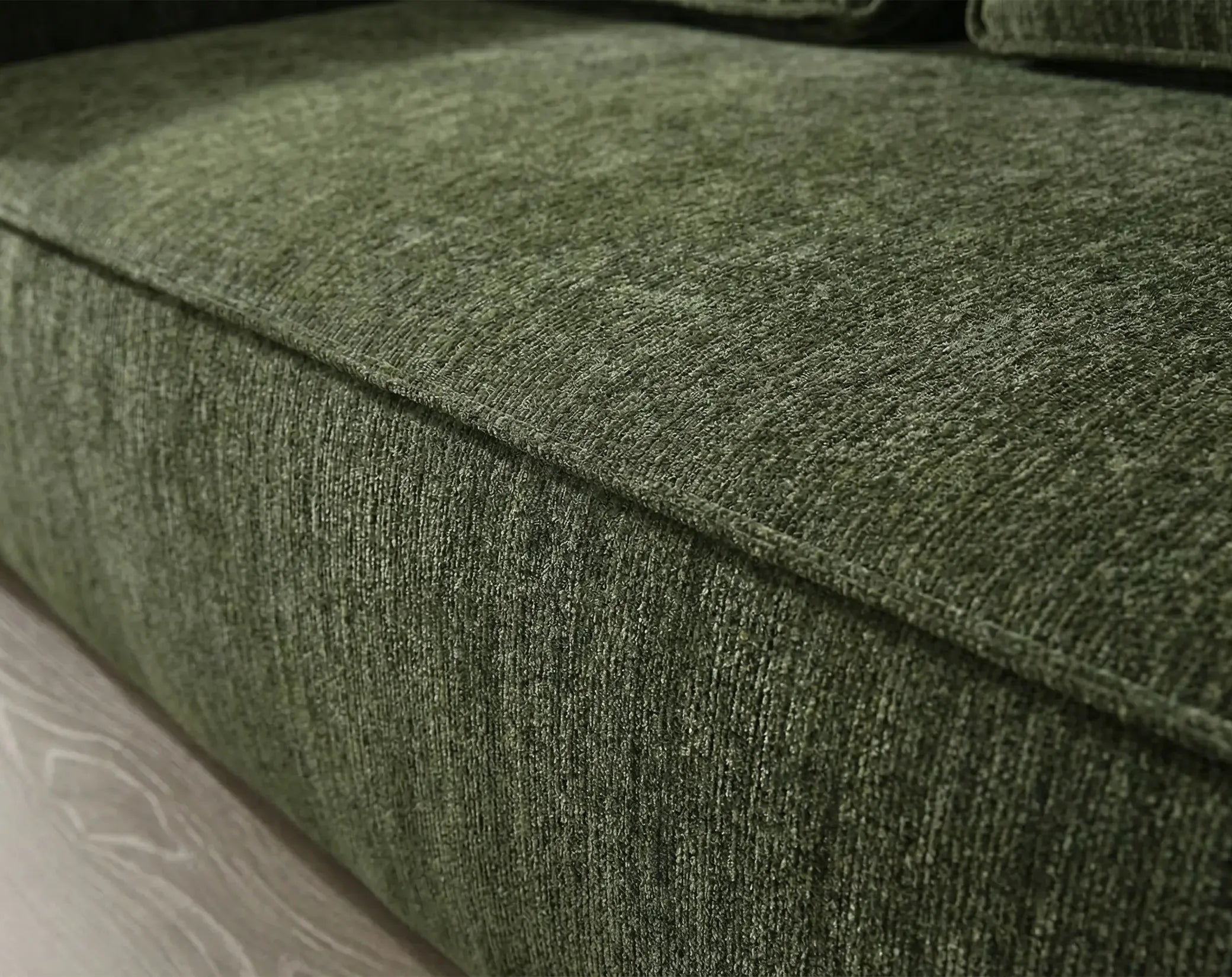 Sofá Teneguía en tejido suave color verde oliva, diseñado para brindar comodidad y estilo contemporáneo.