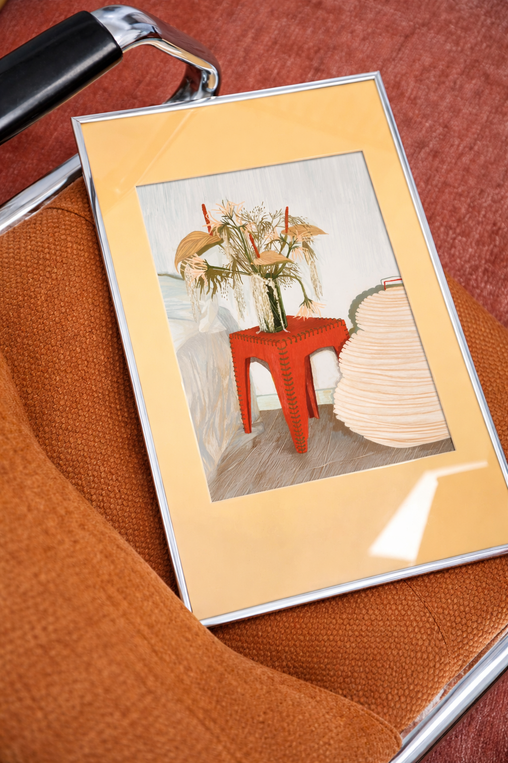FLOWERS FOR FEIFY" // FINE ART PRINT con ilustración de flores sobre mesa roja en silla tapizada terracota