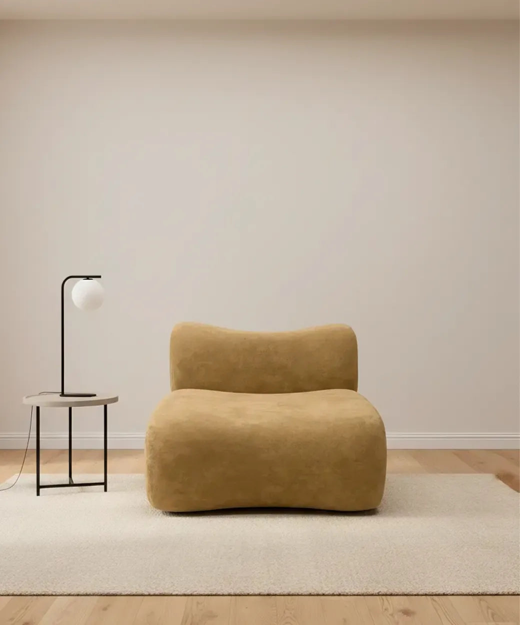 Echeide con forma orgánica y tapizado en tono cálido que aporta confort y estilo contemporáneo minimalista