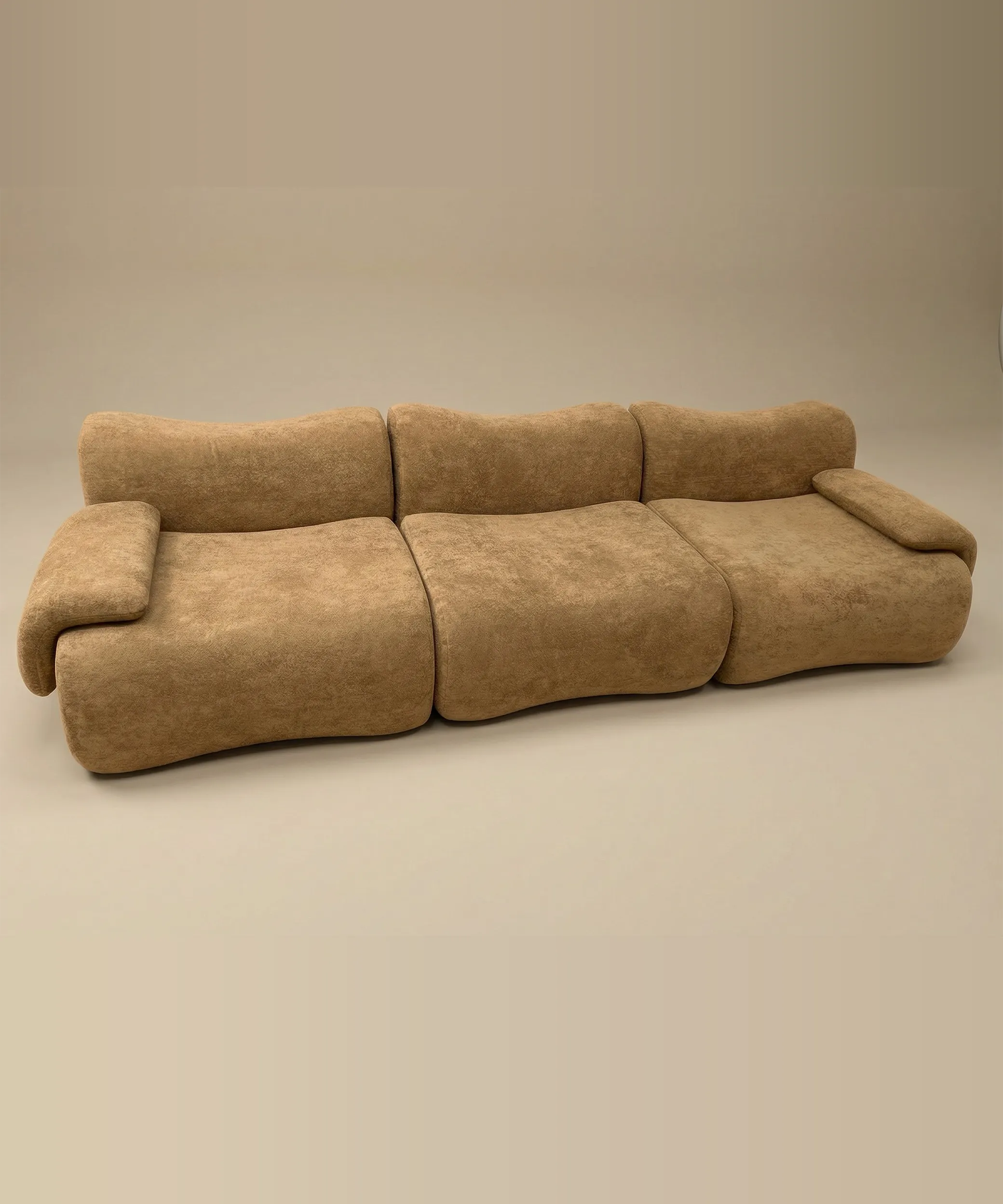 Sofá modular Echeide color marrón con diseño envolvente y moderno adaptable a diversos espacios interiores.