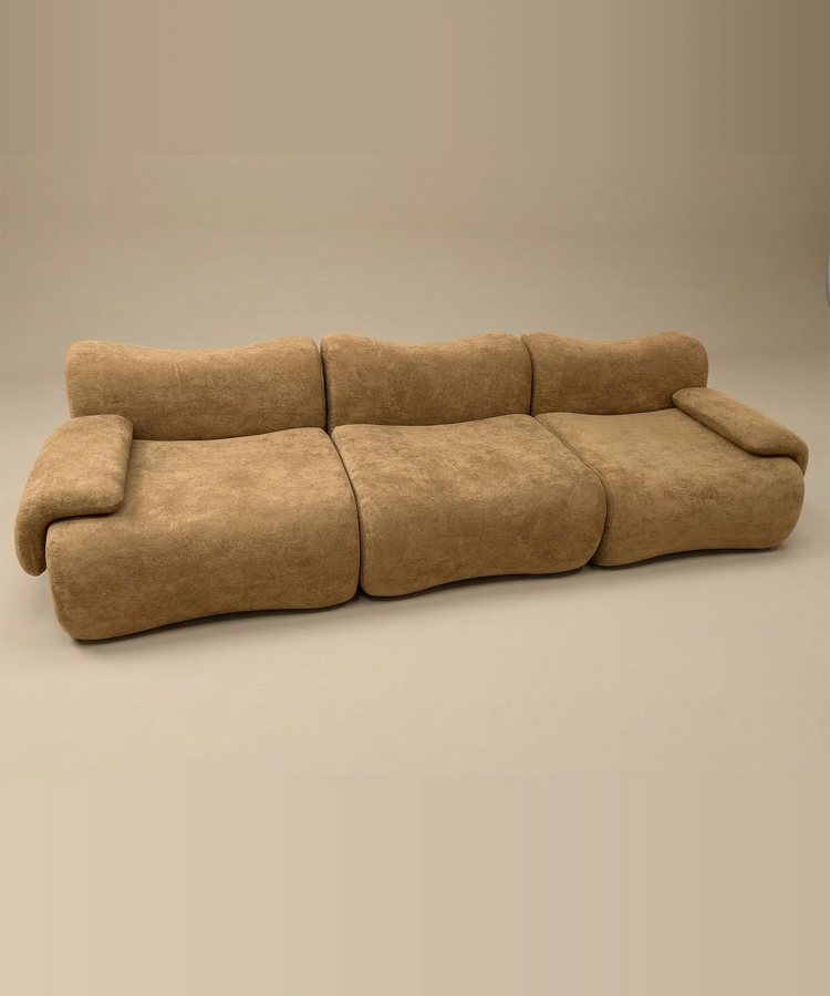 Sofá modular Echeide color marrón con diseño envolvente y moderno adaptable a diversos espacios interiores.