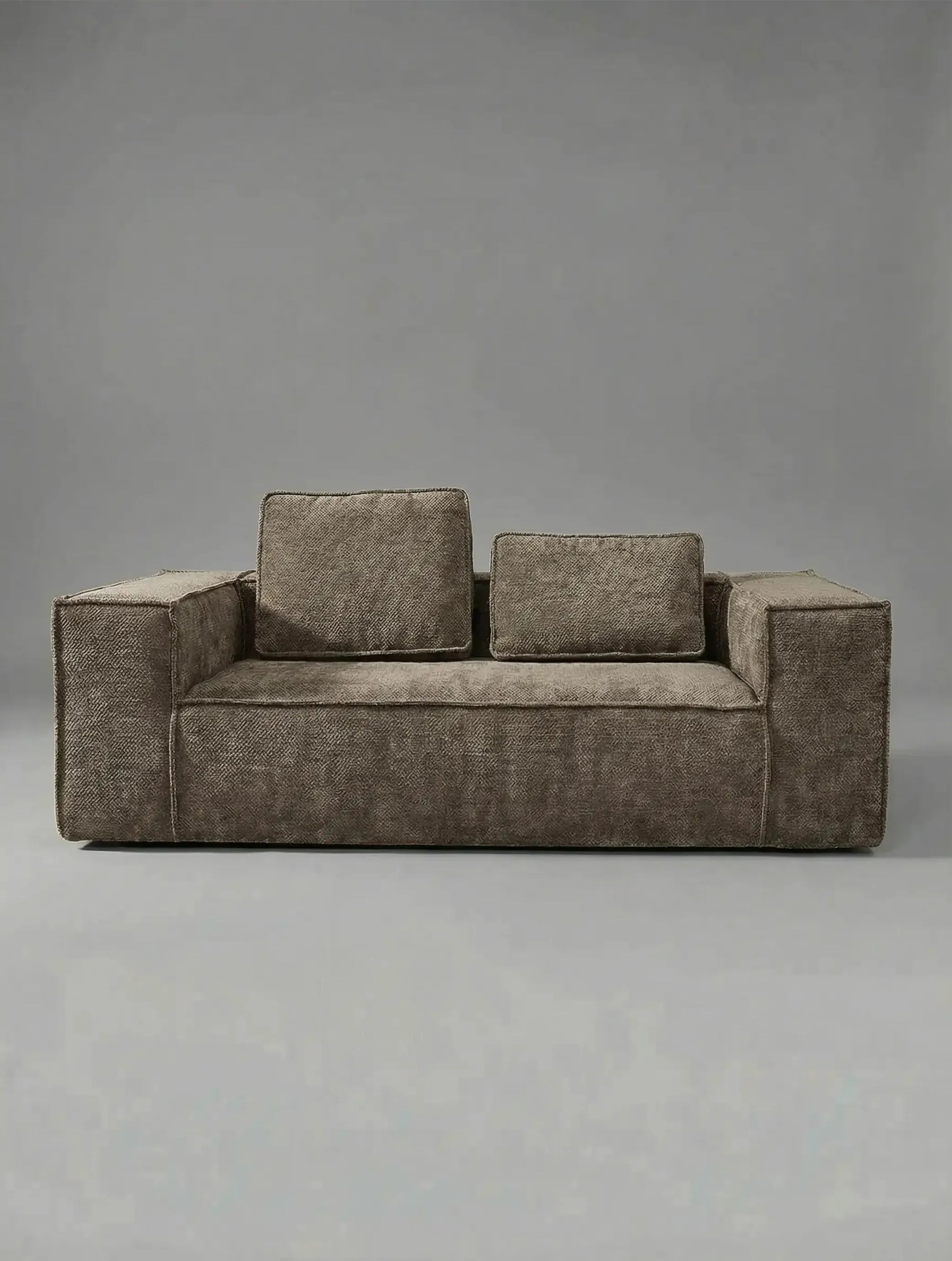 Sofá Teneguía en tono neutro con diseño contemporáneo y estructura robusta para comodidad y estilo en sala moderna.