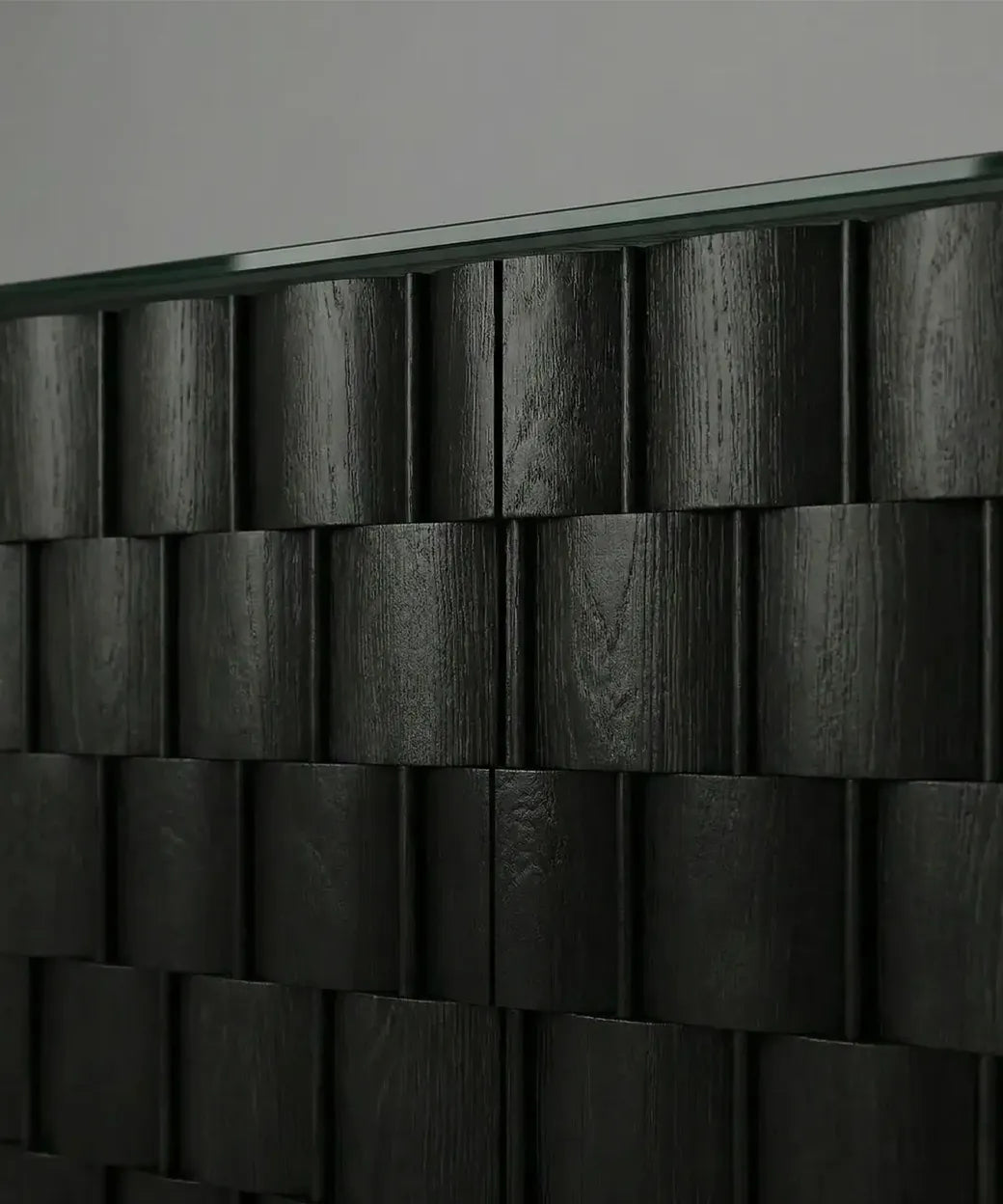 Galga en madera oscura con relieve geométrico en bloques que crea un diseño moderno y elegante.