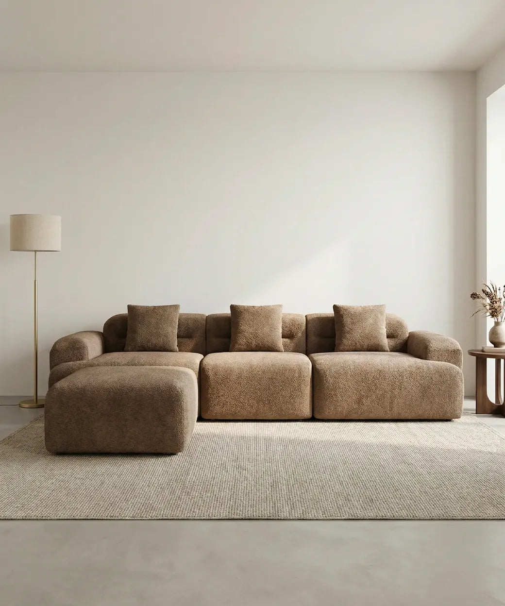 Haría en tono marrón con diseño modular y textura suave sobre alfombra clara en ambiente luminoso y minimalista