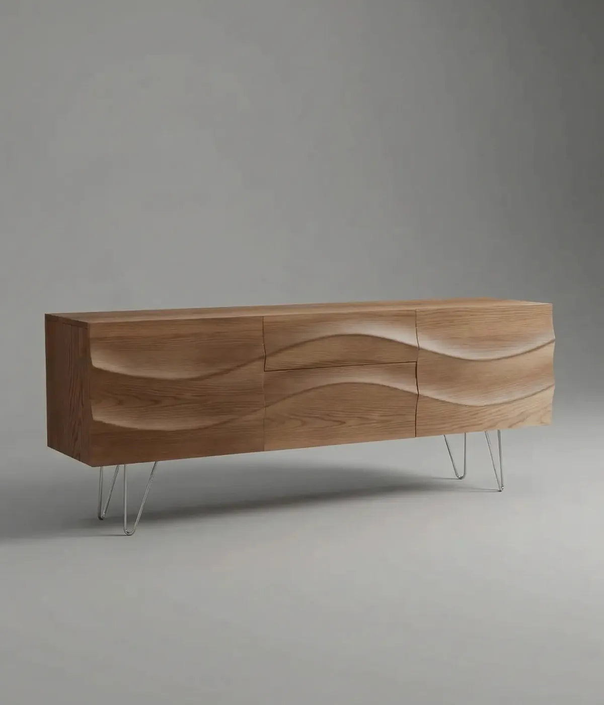 Aparador Hermigua en madera natural con diseño contemporáneo y detalles ondulados, ideal para espacios modernos y funcionales.