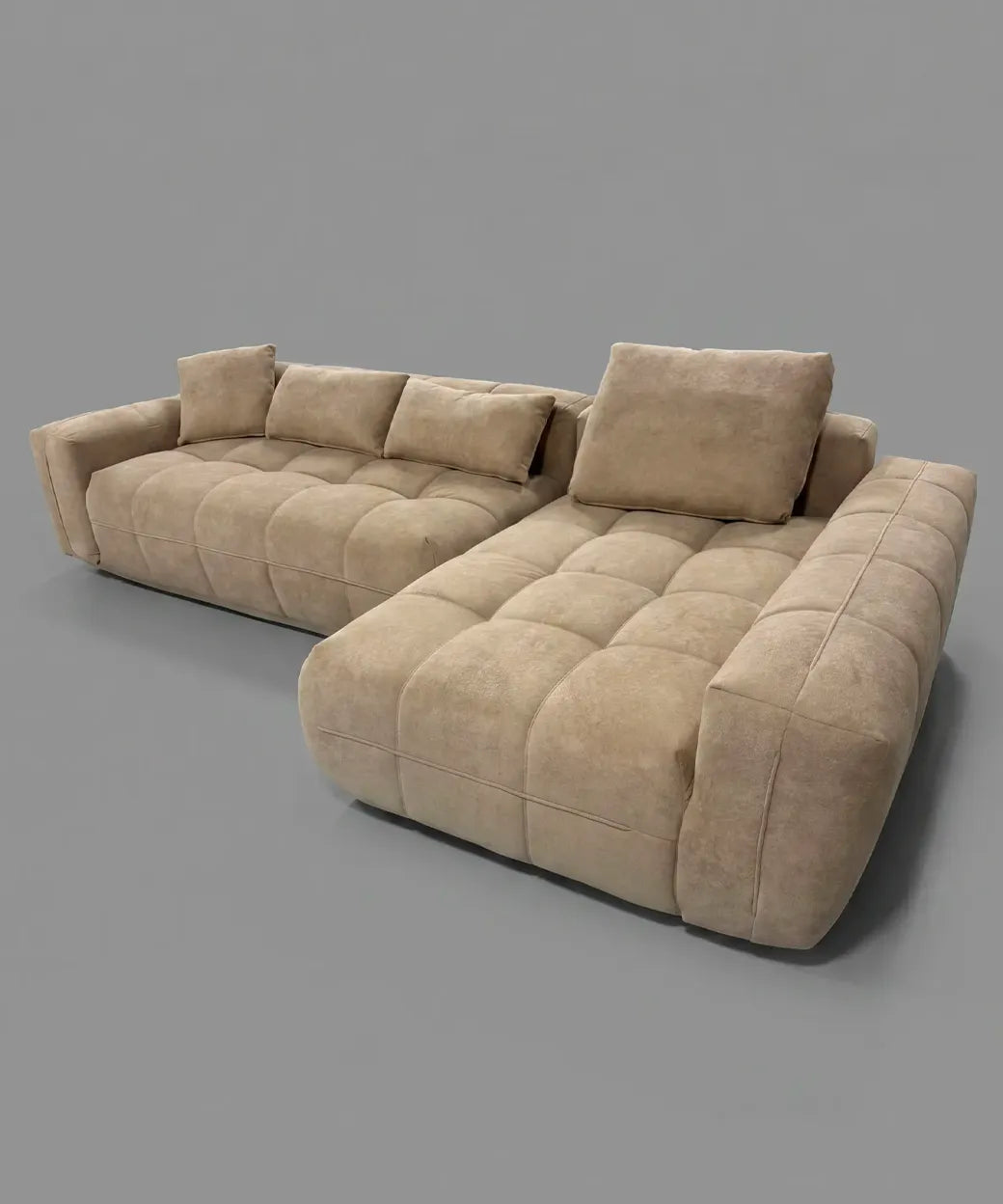 Sofá Idafe beige con acabado en tejido suave y diseño contemporáneo, ideal para espacios modernos en Canarias