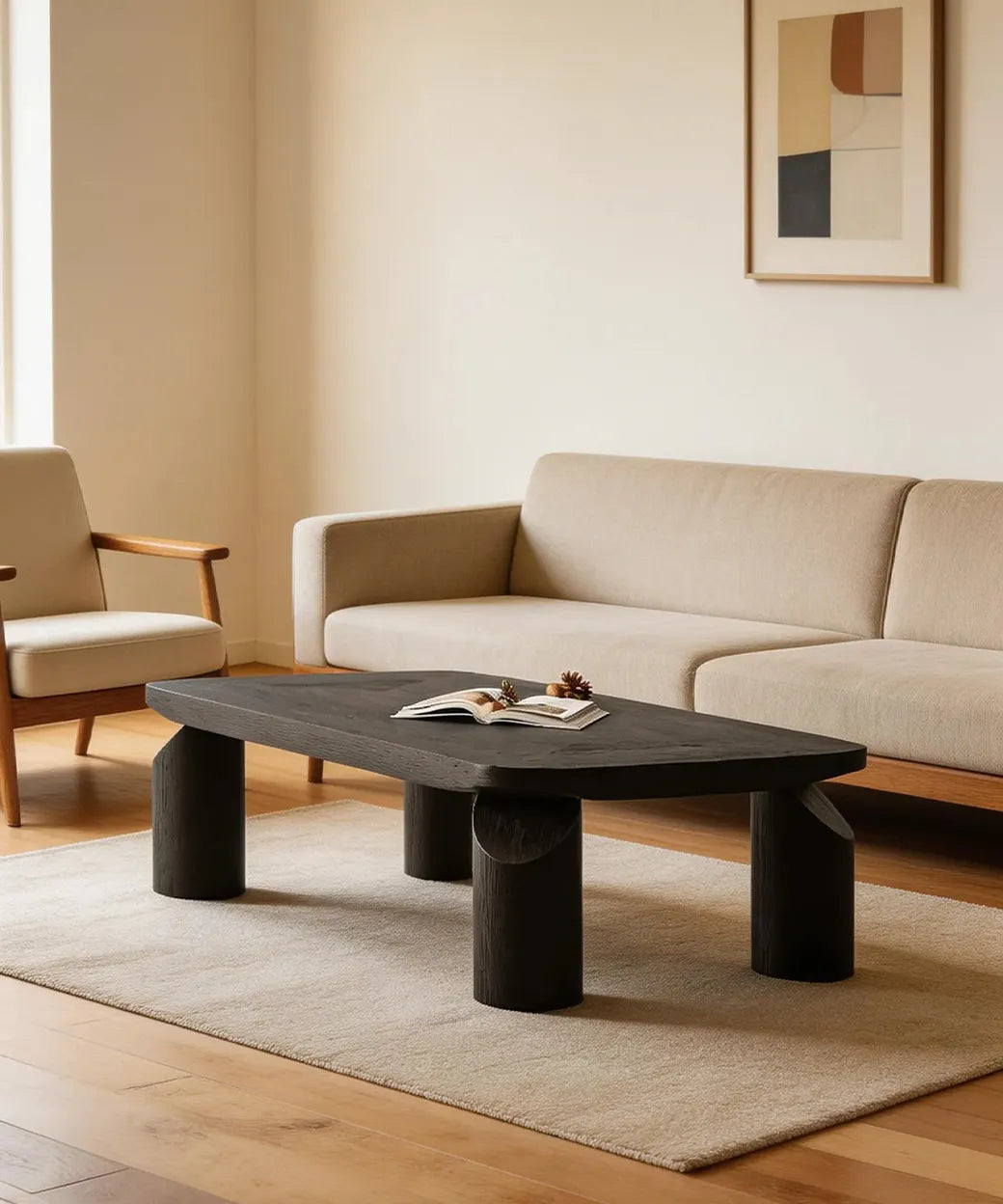 Itara (120 cm) con base cilíndrica negra y superficie ovalada que destaca un diseño moderno y sobrio en madera oscura.