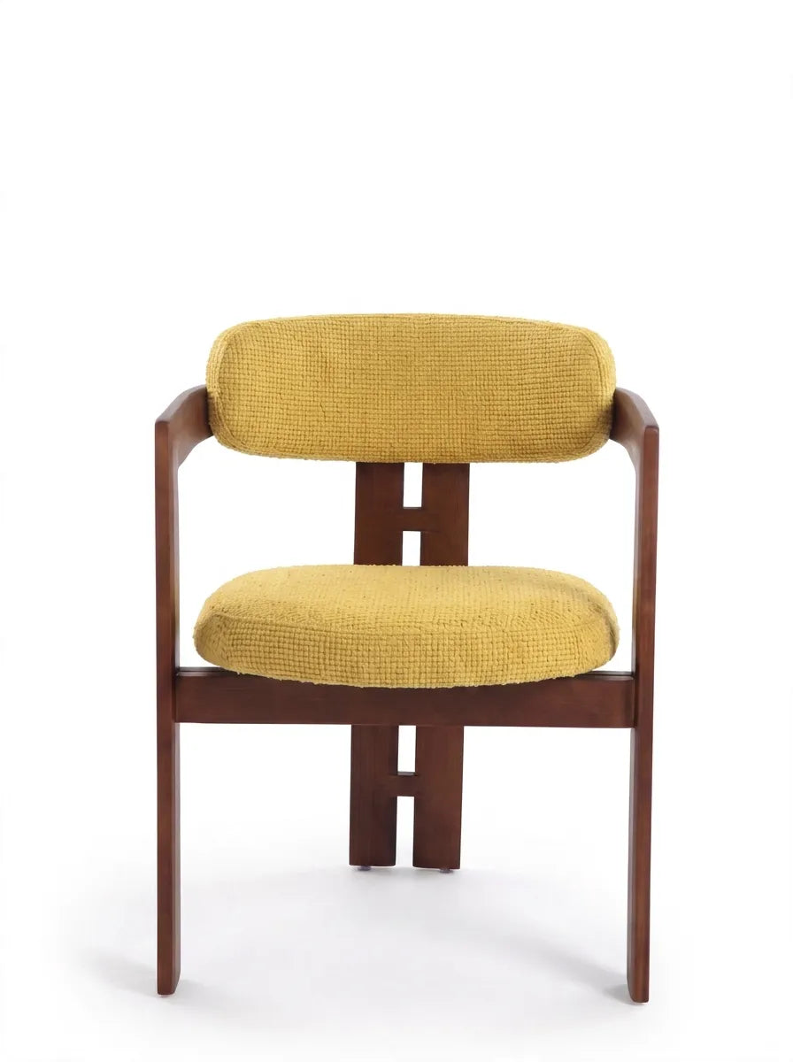 Silla de comedor con reposabrazos Jara Nogal en nogal y tapizado tela mostaza